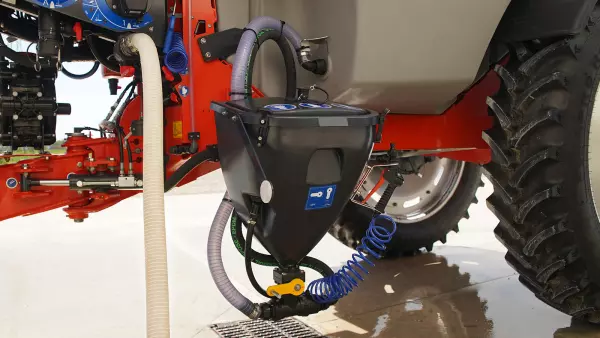 35-Liter Einspülschleuse am Parallelogramm, in die Form des Tanks integriert