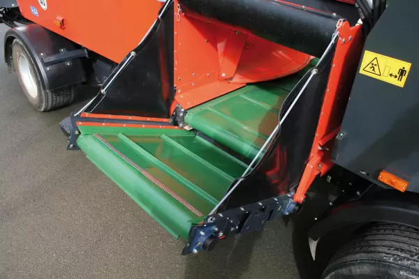 Die in der Neigung verstellbaren Förderbänder des EUROMIX I von KUHN sind laufruhig und wartungsfreundlich.