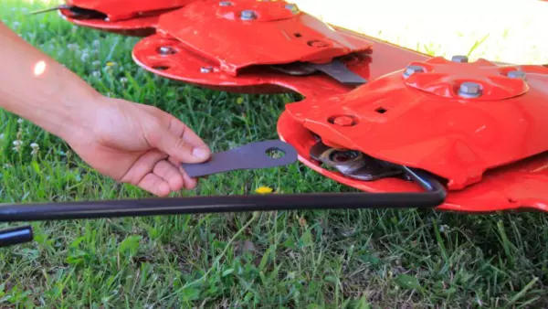 Dank des FAST-FIT-Befestigungssystems an den Mähwerken GMD 3515 und GMD 4015 lassen sich die Messer schnell austauschen.