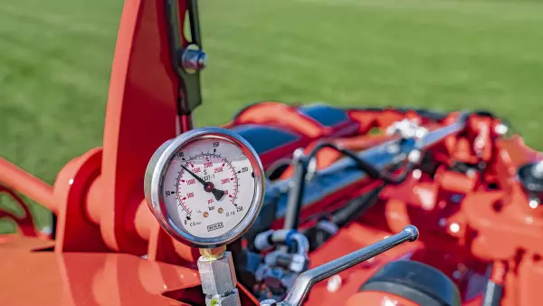 Die Mähbalkenentlastung LIFT-CONTROL und die Anfahrsicherung NON-STOP schützen den Mähbalken zuverlässig vor Beschädigungen.