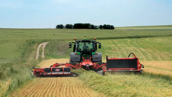 Das Aufbereitermähwerk mit Schwadzusammenführung beim Anlegen der Feldkontur in einem Weidelgras-Bestand