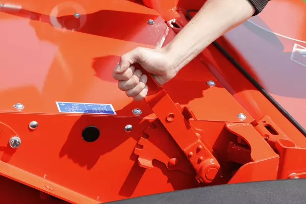 Die Mäheinheit wird durch einen integrierten Zylinder am Ende des Feldes angehoben.