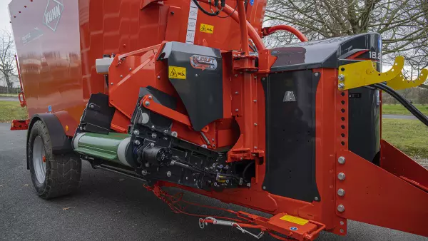 Das FLEXILIFT-Querförderband hebt sich innerhalb der Abmessungen des Futtermischwagens PROFILE CL an