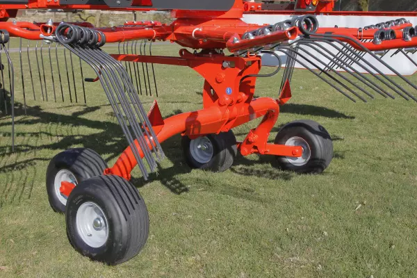 4 Räder in Tandem-Position, nahe am Kreisel angebaut, für die Bodenanpassung