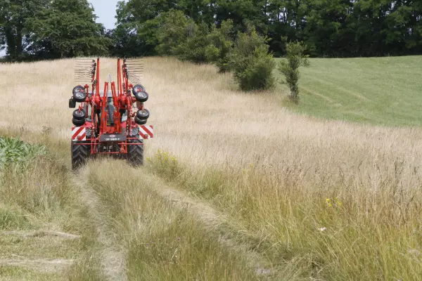 Kein Abmontieren von Zinkenarmen mehr vor der Straßenfahrt! Ganz anders beim Einkreiselschwader
