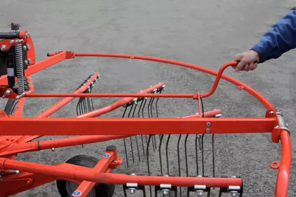 Der GA 13031 ist einfach zu bedienen: individuelle Einstellung der Rechhöhe über Handkurbel