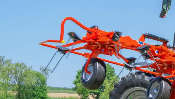 Mit den asymmetrischen Zinken des Giroheuers GF 10803 wird das gesamte Futter erfasst.