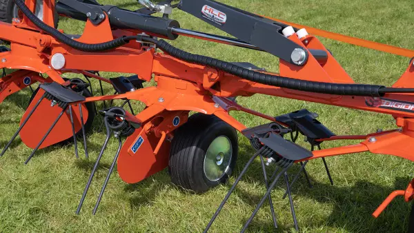 Die asymmetrischen Gabeln am OPTITEDD-Kreisel ermöglichen die Aufnahme des gesamten Futters.