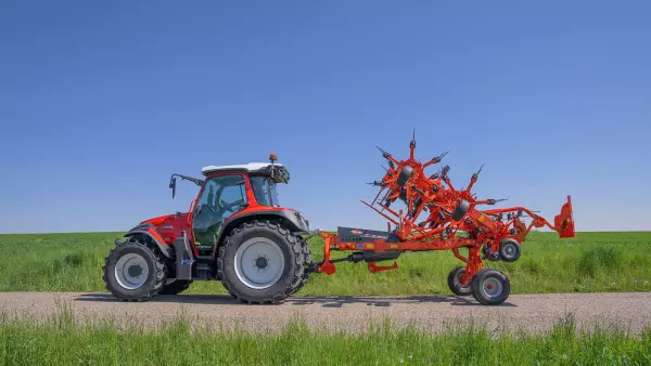 Der GF 7803 T fährt auf der Straße.