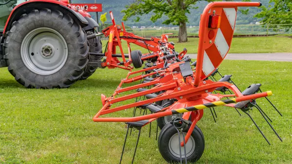 Dank seiner asymmetrischen Zinken gewährleistet der Giroheuer GF 13003 eine vollständige Futteraufnahme