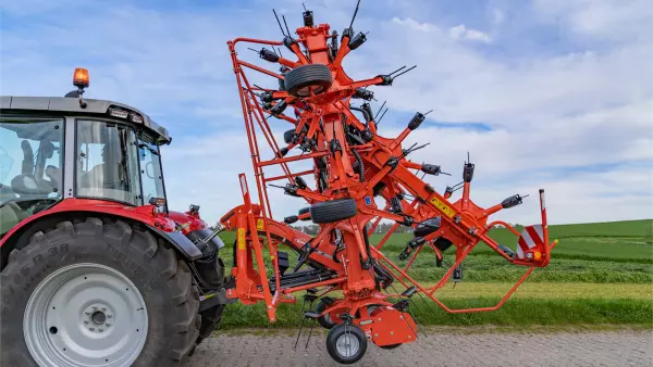 Der angebaute Giroheuer GF 13003 hat kompakte Transportabmessungen