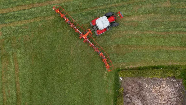 Der Giroheuer GF 13003 ist stabil bei Kurvenfahrten im Feld