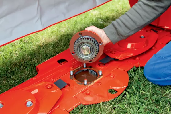 Austausch der Mähscheibenlagerung bei der Serie 100