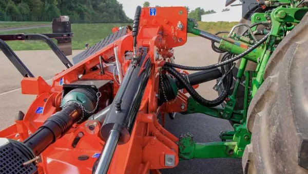 Die Kreiseleggen HR 1040 R sind weitgehend kompatibel mit den meisten Koppelsystemen