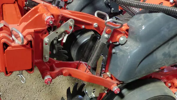 Das Parallelogramm aus Gusseisen garantiert eine hohe Zuverlässigkeit Ihrer KOSMA Einzelkornsämaschine