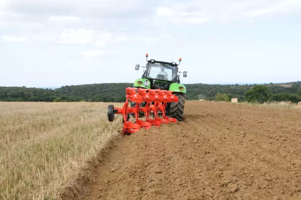 Die Anbaupflüge MASTER 103 benötigen für effiziente Pflugarbeit eine Leistung von nur 30 PS pro Pflugkörper.