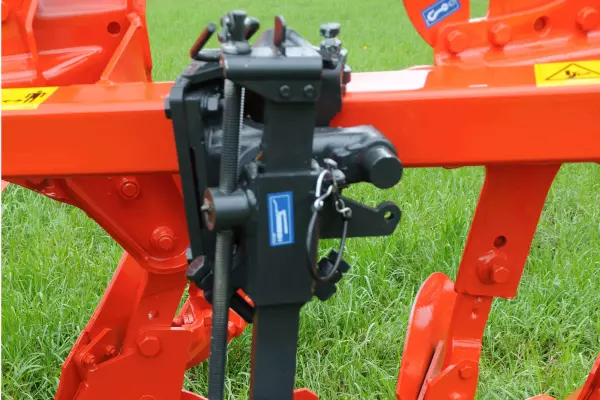 Der geringe Überstand des Pendelstützrads erlaubt ein lückenloses Auspflügen der Parzellen.