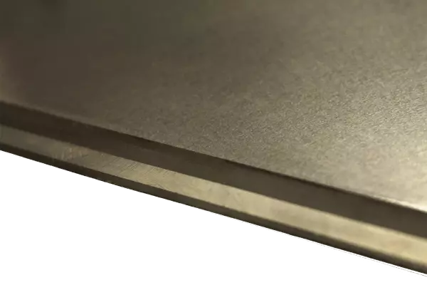 Detailansicht der drei ungleich starken Schichten der TRIPLEX-Streichbleche