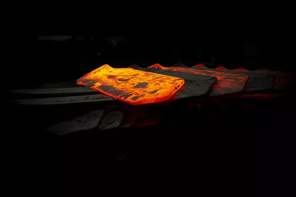 Die Original-Schare und -Scharspitzen von KUHN sind geschmiedet und vergütet und haben eine um 20% längere Lebensdauer als Nachbauteile. 