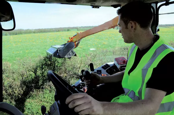 KUHN-Böschungsmäher MULTI-LONGER GII 5557 SP – hohe Leistung bei bester Übersicht