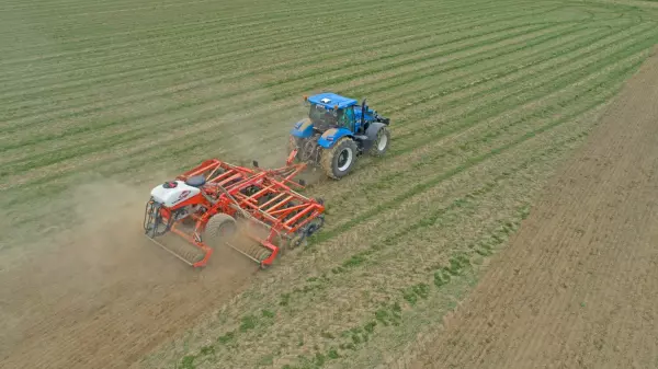 Die Aussaat von Deckfrüchten, die gleichzeitig mit der Stoppelbearbeitung durchgeführt wird, spart eine Überfahrt.