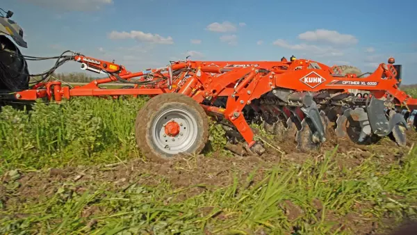Die Messerwalze ist das ideale Gerät zur Vernichtung von Pflanzendecken.
