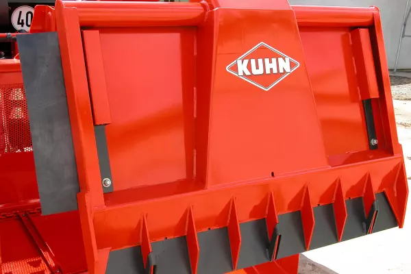 Silageentnahme- und Verteilmaschine POLYCROK mit Restgutklappe und seitlichen Abdichtungen für einen jederzeit sauberen Siloboden