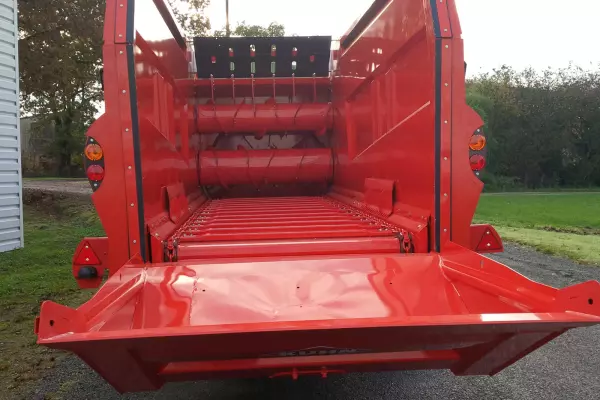 Die beiden Dosierwalzen des KUHN-Einstreugeräts PRIMOR 15070 M sind für alle Futterarten verwendbar.