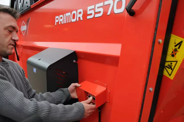 Außenbedienung hinten links für Ladeklappe und Kratzboden des Einstreu- und Verteilgeräts KUHN PRIMOR 4260 M CUT CONTROL mit Häckselfunktion