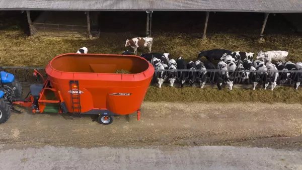 Breites Auswurfband für regelmäßige Zuteilung der Ration