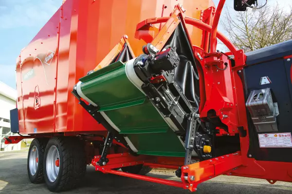 Das FLEXILIFT-Querförderband hebt sich innerhalb der Abmessungen des Futtermischwagens PROFILE CL an