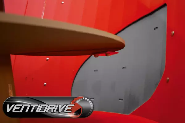 Die patentierte asymmetrische Form der VENTIDRIVE-Einstreuklappe optimiert die Strohansaugung der PROFILE PLUS-Modelle.