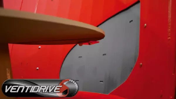 Die patentierte asymmetrische Form der VENTIDRIVE-Einstreuklappe optimiert beim PROFILE PLUS die Strohansaugung.