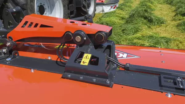 Die Arbeitsbreite des Mähwerks lässt sich in drei Stufen verstellen.