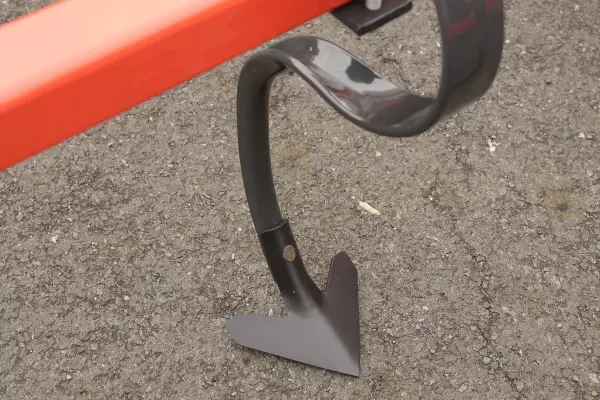 Der S-förmige Federzinken des Zinkengrubbers PROLANDER