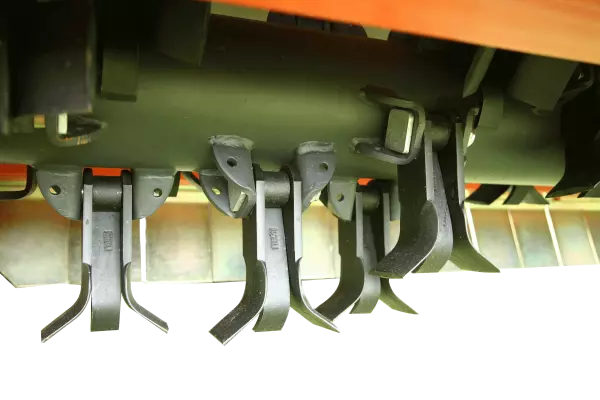 Y-Universalmesser an einem Mulchgerät RM 610 für die Zerkleinerung aller Arten von Pflanzenrückständen