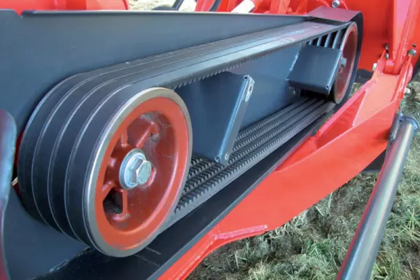 Der Antrieb der Randstreifenmäher SPRING-LONGER Serie 80 erfolgt zuverlässig über vier Keilriemen. Diese Lösung spart Wartungskosten.