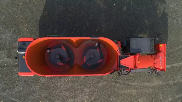 Durch die Einstellung der Schneckendrehzahl und die Timerfunktion für die Mischdauer ermöglichen die selbstfahrenden KUHN-Futtermischwagen SPW Intense eine präzise Anpassung der Nachzerkleinerung an die jeweilige Futterration.