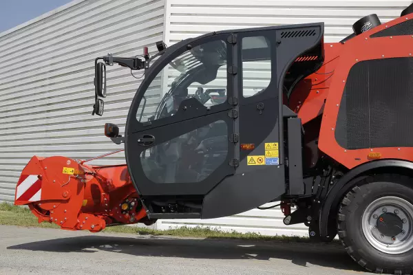 Sehr große Verglasungsfläche an den selbstfahrenden KUHN-Futtermischwagen SPW Intense