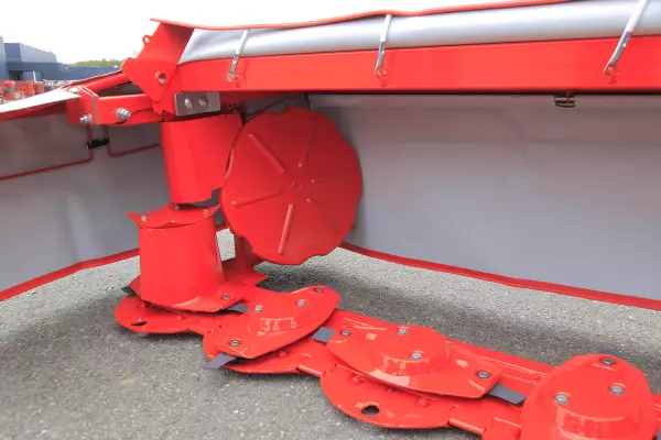 Optimaler Futtertransport durch direkten Antrieb des Mähbalkens