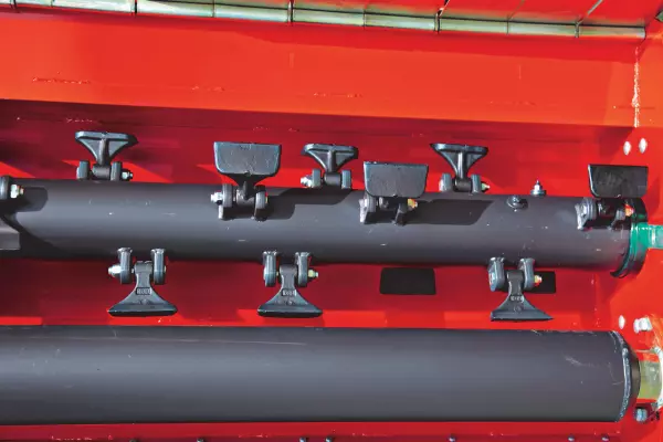 Eine Stützwalze, die sehr nahe am Rotor angebaut ist, für eine intensivere Zerkleinerung und schnellere Verrottung des Mulchguts.