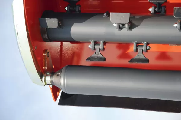 Eine Stützwalze, die nahe am Rotor angebaut ist, für eine bessere Verrottung des Mulchguts.