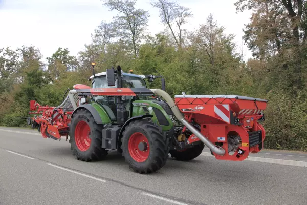 Traktor-Maschinen-Gespann mit Fronttank TF 1512 für optimale Gewichtsverteilung im Transportmodus.