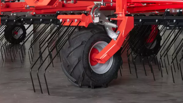 Foto der Tasträder mit Ackerstollenprofil des Hackstriegels TINELINER