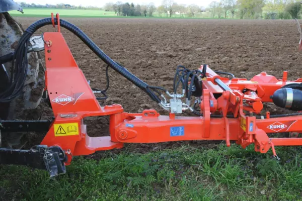 Anbauvorrichtung des Pflugkopfs aus einem Guss