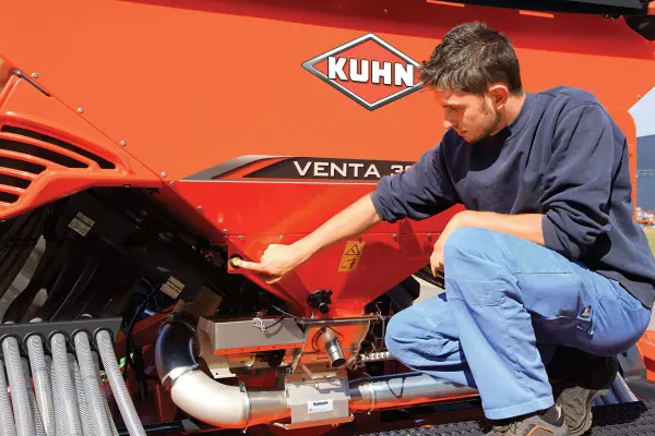 Taste für die Abdrehprobe am Maschinenheck der pneumatischen Drillmaschine VENTA