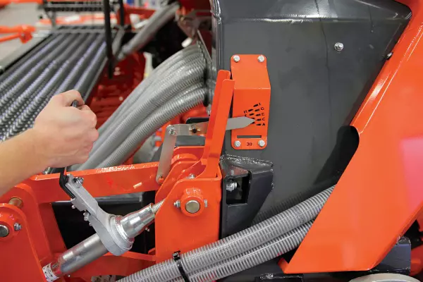 Einstellung der Sätiefe und des Saatstriegels bei der pneumatischen Drillmaschine VENTA