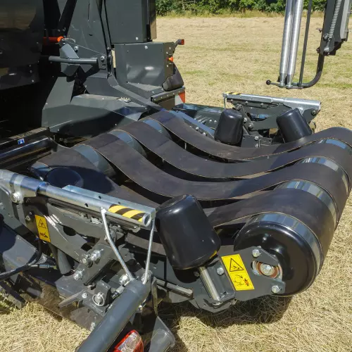 Die integrierte Ballenwaage zeigt das Ballengewicht während der Fahrt an.