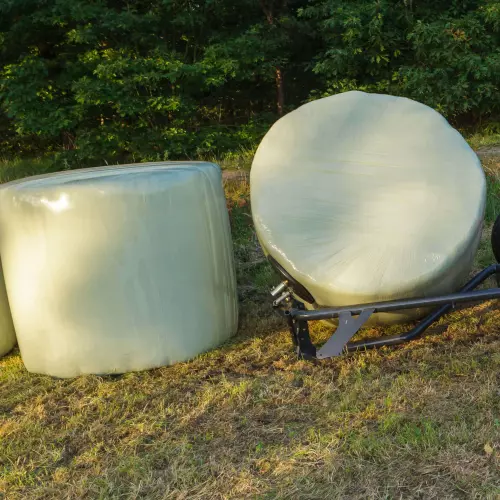 Der Ballenwender dreht den Ballen bei der Ablage.