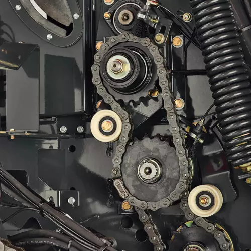 Die zweite Riemenantrieb hält den Ballen am Drehen.